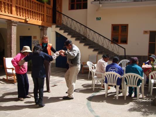 dansen op de patio van Hostal Marani