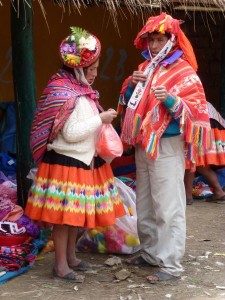 jong paar in traditionele kleding in Patacancha