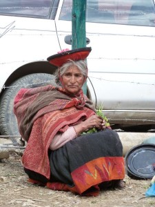 oudere vrouw in traditionele kleding