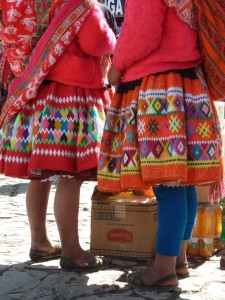 rijkversierde rokbanden in Lares 2